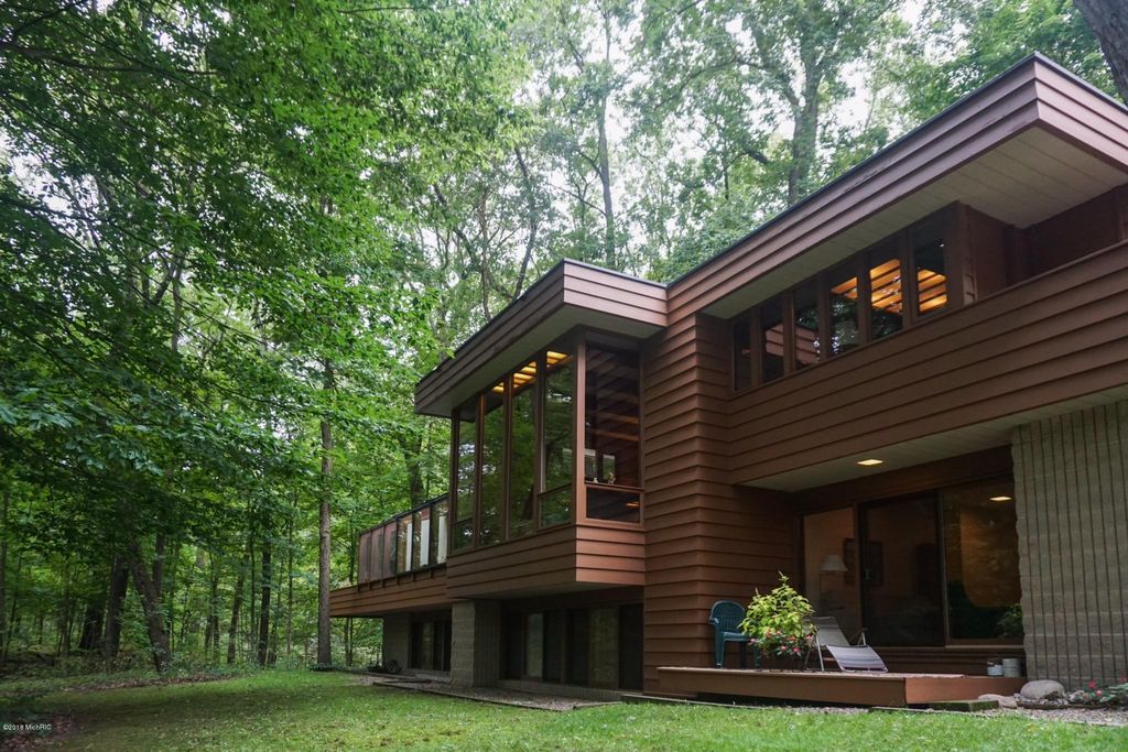 A Frank Lloyd Wright-Inspired Home—With a Twist - Home