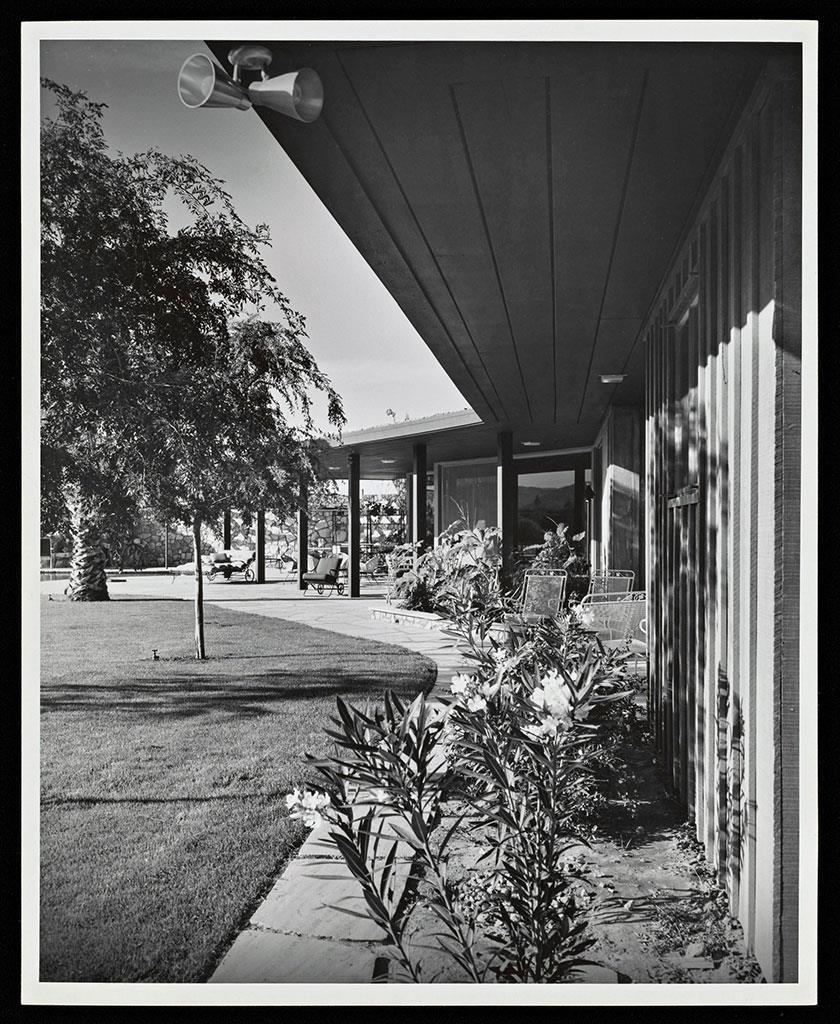 Lucille Ball and Desi Arnaz in Thunderbird Country Club - Home